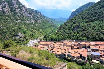 Ville de Villefranche de Conflent au pied du mont Canigou