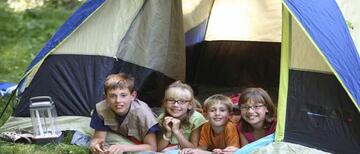 enfant en camping sur un emplacement tente