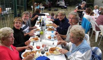 Repas entre amis au camping