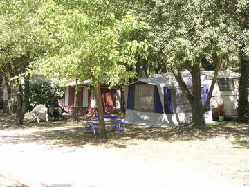 caravanes et tentes dans camping ombragé